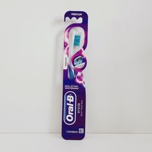 🍭7/$15 Oral-B Vivid Whitening Manual Toothbrush Medium, 1 Count